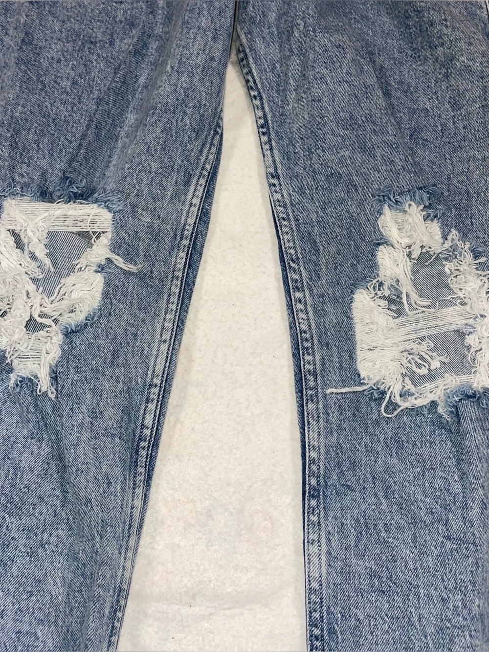 Social Tourist 3R Light Wash Distressed Classic Jeans NWT - Picture 2 of 6
